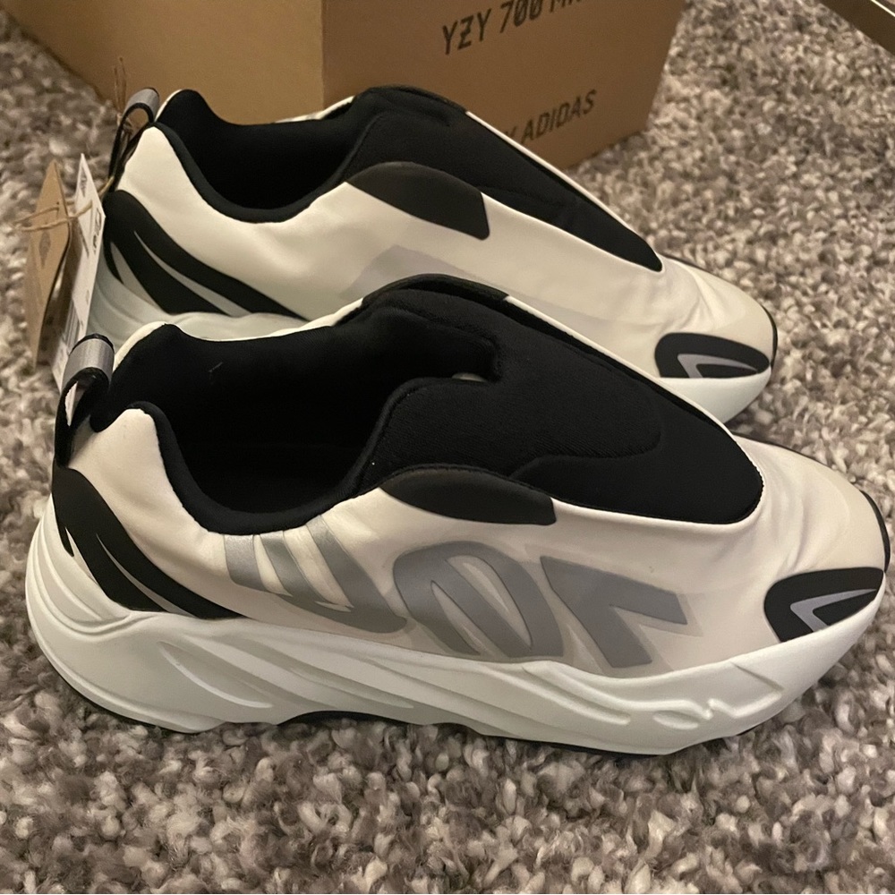 YEEZY BOOST 700 MNVN Laceless.
Size US 5 MEN (6.5 WOMEN)
Color: Analog